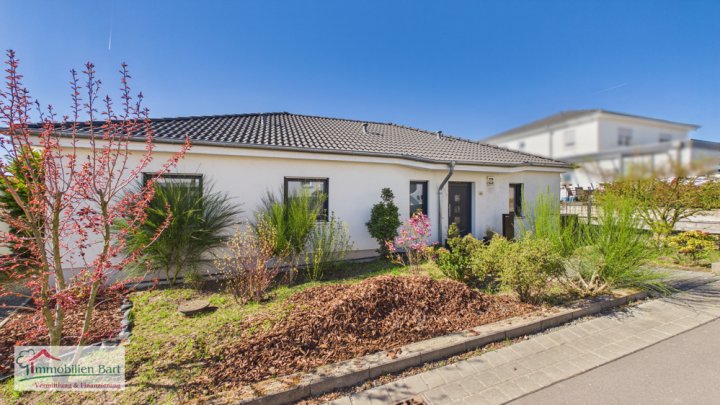 SOFORT VERFÜGBAR: A+ BUNGALOW VON 2017 IN TOP-WOHNLAGE!
