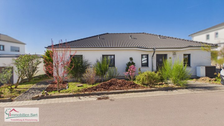 SOFORT VERFÜGBAR: A+ BUNGALOW VON 2017 IN TOP-WOHNLAGE!