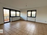 Wohn- u. Esszimmer mit Zugang zum Balkon