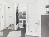 Bad mit Dusche und Wanne