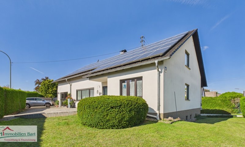 SOFORT VERFÜGBAR: 2 WOHNEINHEITEN / PV-ANLAGE / 4 GARAGEN / SCHÖNER GARTEN IN TOP LAGE
