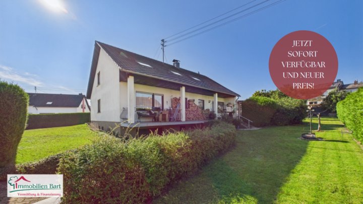 SOFORT VERFÜGBAR: 2 WOHNEINHEITEN / PV-ANLAGE / 4 GARAGEN / SCHÖNER GARTEN IN TOP LAGE