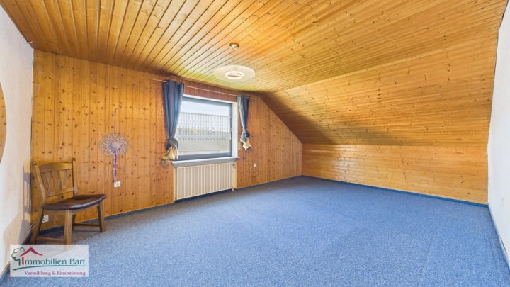 SOFORT VERFÜGBAR: 2 WOHNEINHEITEN / PV-ANLAGE / 4 GARAGEN / SCHÖNER GARTEN IN TOP LAGE