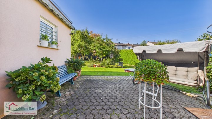 SOFORT VERFÜGBAR: 2 WOHNEINHEITEN / PV-ANLAGE / 4 GARAGEN / SCHÖNER GARTEN IN TOP LAGE