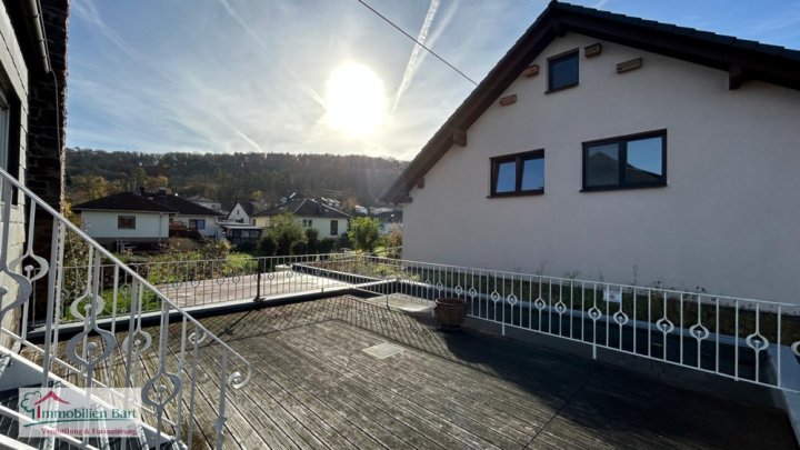 PERL: 95 M² RENOVIERTE WOHNUNG IN SEHR GUTER WOHNLAGE + GRO?ER BALKON!
