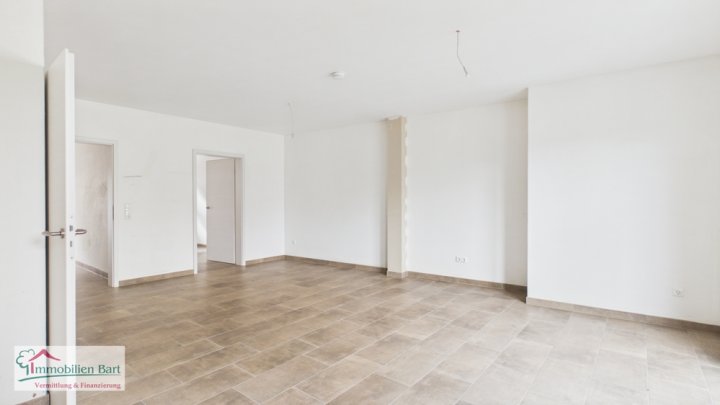 SOFORT VERFÜGBAR: NEUBAU IN SONNIGER LAGE MIT TERRASSE, GARTEN UND GARAGE!