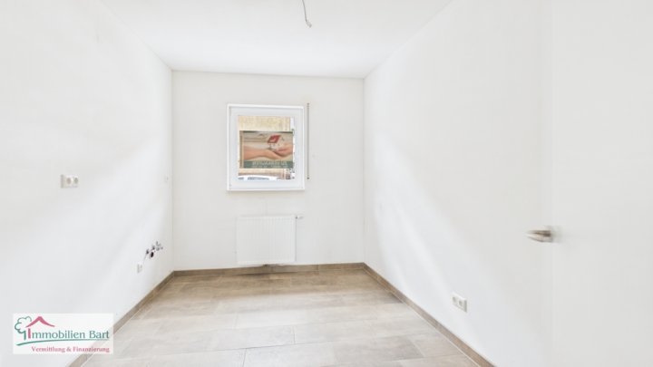 SOFORT VERFÜGBAR: NEUBAU IN SONNIGER LAGE MIT TERRASSE, GARTEN UND GARAGE!