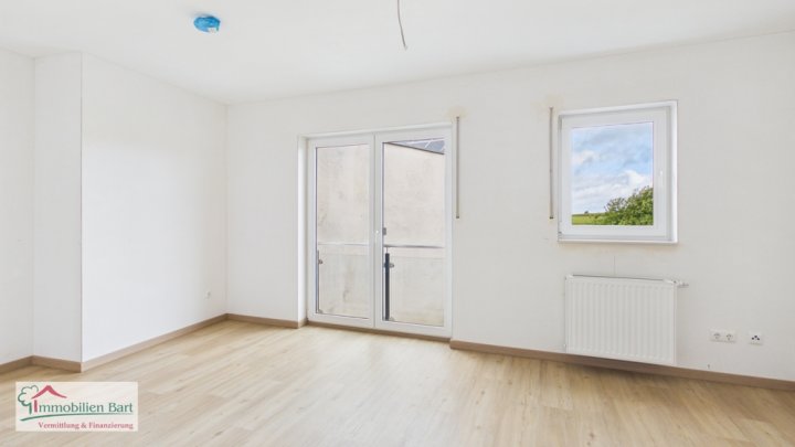 SOFORT VERFÜGBAR: NEUBAU IN SONNIGER LAGE MIT TERRASSE, GARTEN UND GARAGE!
