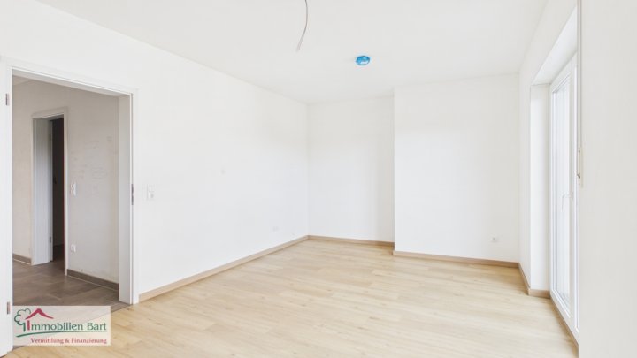 SOFORT VERFÜGBAR: NEUBAU IN SONNIGER LAGE MIT TERRASSE, GARTEN UND GARAGE!