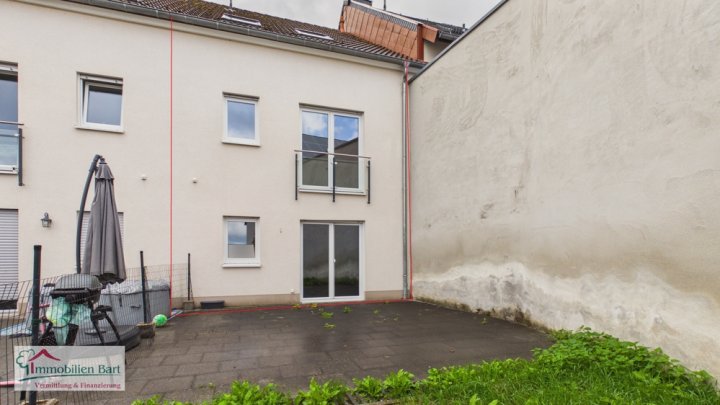 SOFORT VERFÜGBAR: NEUBAU IN SONNIGER LAGE MIT TERRASSE, GARTEN UND GARAGE!