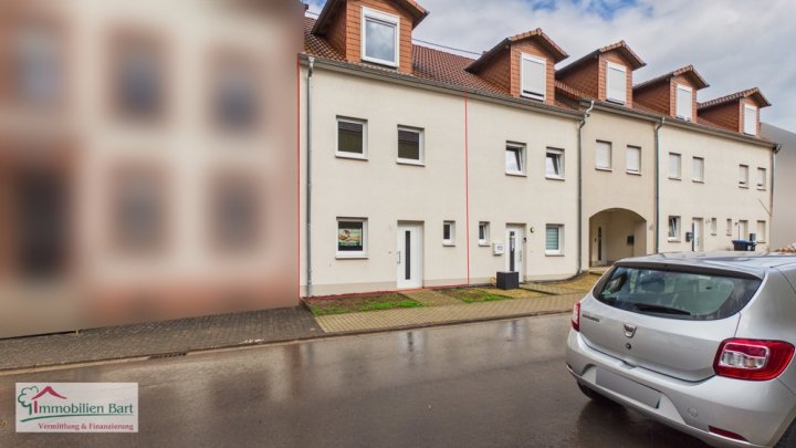 SOFORT VERFÜGBAR: NEUBAU IN SONNIGER LAGE MIT TERRASSE, GARTEN UND GARAGE!