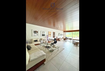 Gepflegte Wohnung mit Terrassen und Garage