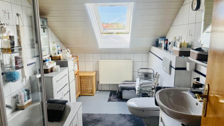 Dachgeschosswohnung mit Balkon, Einbauküche & Gartenanteil in Püttlingen zu verkaufen