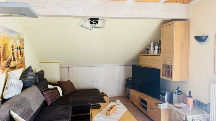 Dachgeschosswohnung mit Balkon, Einbauküche & Gartenanteil in Püttlingen zu verkaufen
