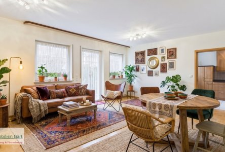 Wohnzimmer mit Zugang zur Küche - mit KI eingerichtet