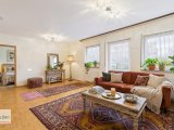 Wohnzimmer mit Zugang zum Schlafzimmer - mit KI eingerichtet