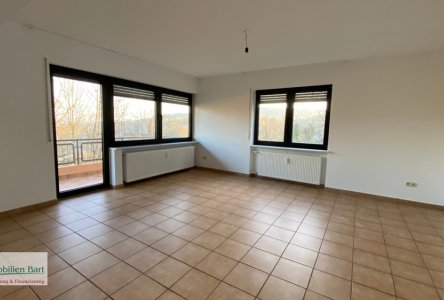 Wohn- u. Esszimmer mit Zugang zum Balkon