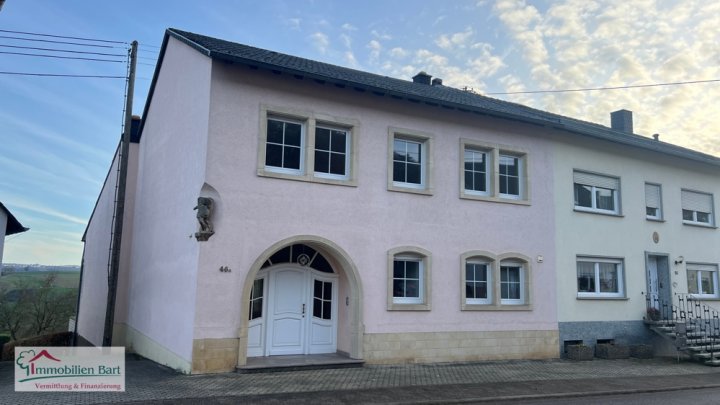 SOFORT VERFÜGBAR: GEPFLEGTES WOHNHAUS MIT 228 M² WFL. MIT FERNSICHT!