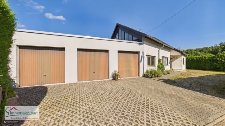 SOFORT VERFÜGBAR: 2 WOHNEINHEITEN / PV-ANLAGE / 4 GARAGEN / SCHÖNER GARTEN IN TOP LAGE