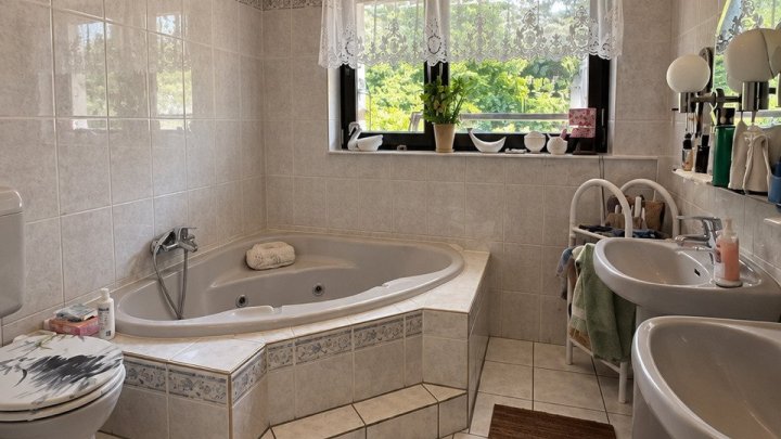 Bungalow mit großzügigem Grundstück und eigenem Pool - Leben und Wohlfühlen in Wadern-Nunkirchen -Pferdehaltung möglich-