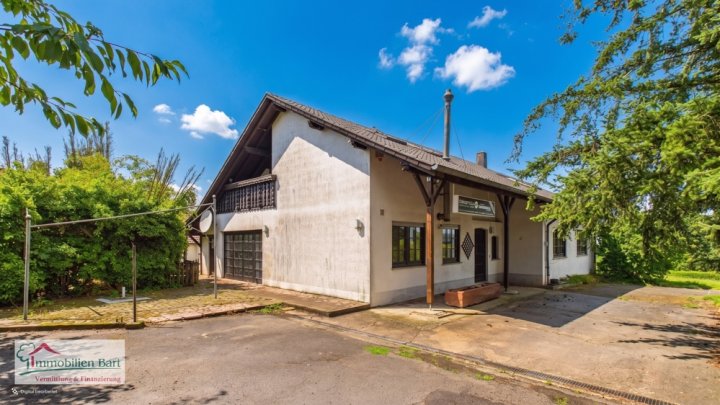 VIELSEITIGE VERWENDUNG: 325 M², WOHN UND NUTZFLÄCHE, GARAGEN UND GARTEN IN GRENZNÄHE
