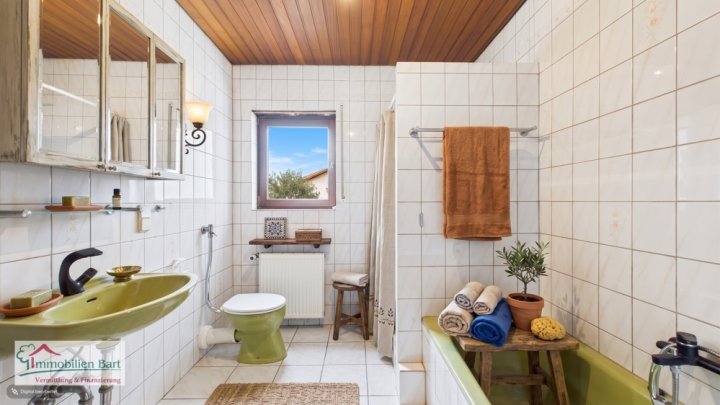 VIELSEITIGE VERWENDUNG: 325 M², WOHN UND NUTZFLÄCHE, GARAGEN UND GARTEN IN GRENZNÄHE