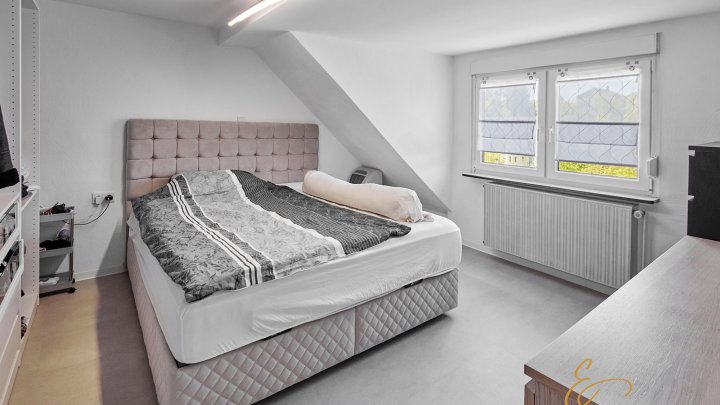 Viel Haus fürs Geld: Grundstück, Einliegerwohnung und 3 Garagen in Sulzbach