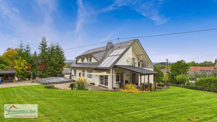 GROßES WOHNHAUS MIT POOL UND EIGENEM WALD IN WADERN-NOSWENDEL