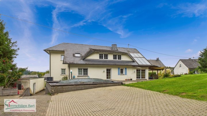 GROßES WOHNHAUS MIT POOL UND EIGENEM WALD IN WADERN-NOSWENDEL