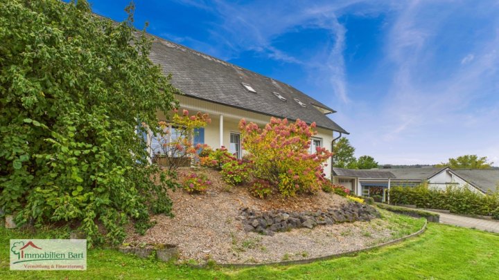 GROßES WOHNHAUS MIT POOL UND EIGENEM WALD IN WADERN-NOSWENDEL