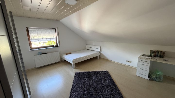 Gepflegte DG-Wohnung im Zweifamilienhaus – Loggia, Terrasse & eigener Bürobereich