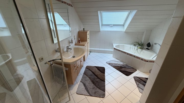 Gepflegte DG-Wohnung im Zweifamilienhaus – Loggia, Terrasse & eigener Bürobereich