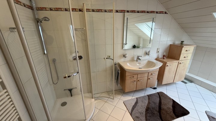Gepflegte DG-Wohnung im Zweifamilienhaus – Loggia, Terrasse & eigener Bürobereich
