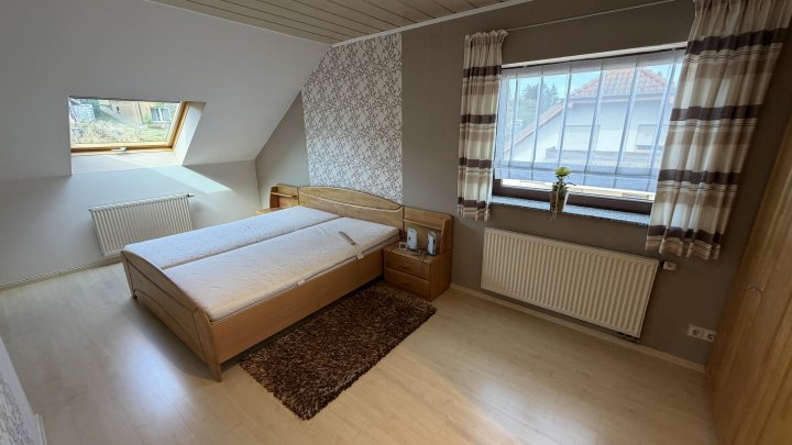Gepflegte DG-Wohnung im Zweifamilienhaus – Loggia, Terrasse & eigener Bürobereich