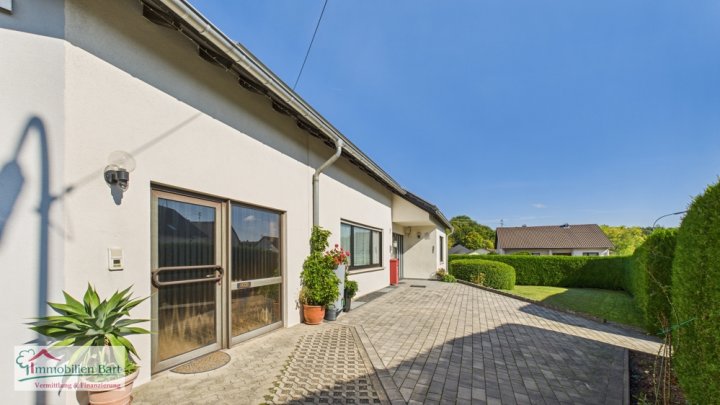SOFORT VERFÜGBAR: 2 WOHNEINHEITEN / PV-ANLAGE / 4 GARAGEN / SCHÖNER GARTEN IN TOP LAGE