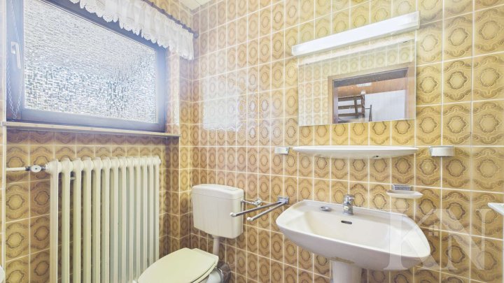 Renovierungsbedürftiges Zweifamilienhaus in guter Lage von Püttlingen