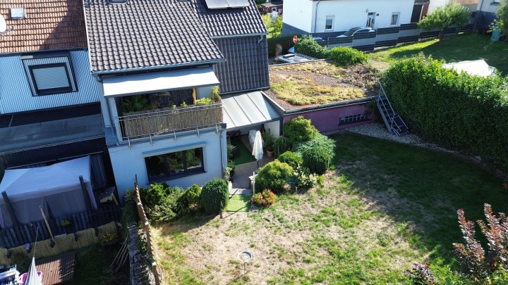 Zweifamilienhaus mit Terrasse, Balkon, Doppelgarage und zwei Stellplätzen