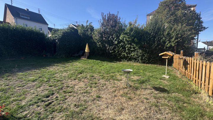 Zweifamilienhaus mit Terrasse, Balkon, Doppelgarage und zwei Stellplätzen