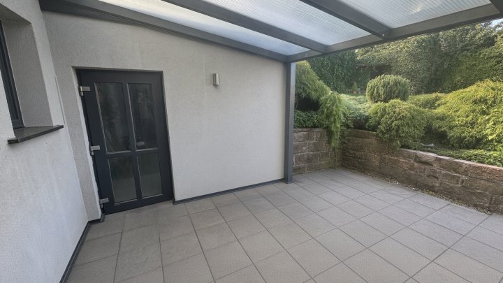 Zweifamilienhaus mit Terrasse, Balkon, Doppelgarage und zwei Stellplätzen