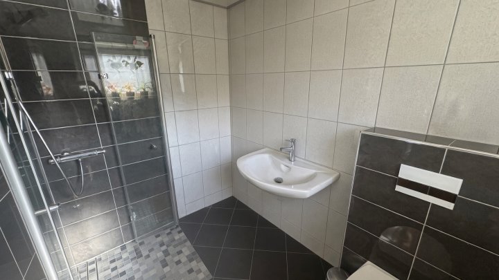 Zweifamilienhaus mit Terrasse, Balkon, Doppelgarage und zwei Stellplätzen