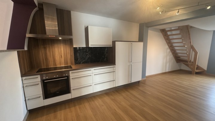 Zweifamilienhaus mit Terrasse, Balkon, Doppelgarage und zwei Stellplätzen