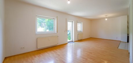 OG Wohn- und Esszimmer mit offener Küche und Zugang zu Terrasse und Garten 4