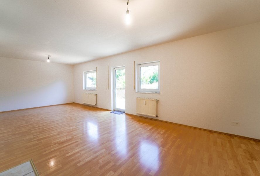 OG Wohn- und Esszimmer mit offener Küche und Zugang zu Terrasse und Garten 2