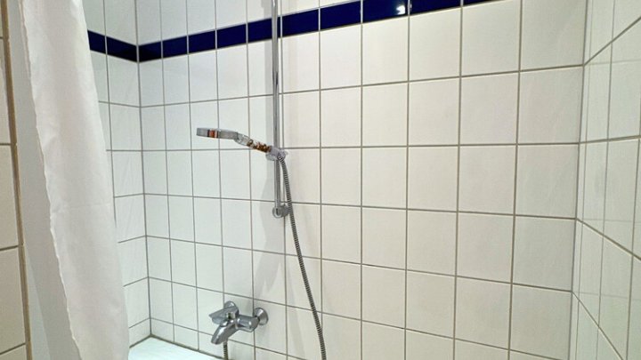 Renovierte Altbauwohnung mit Balkon in zentraler City-Lage
