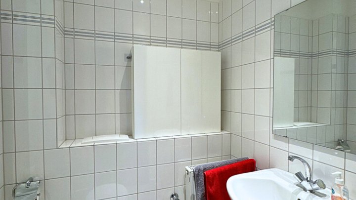 Renovierte Altbauwohnung mit Balkon in zentraler City-Lage