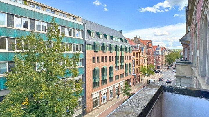 Renovierte Altbauwohnung mit Balkon in zentraler City-Lage