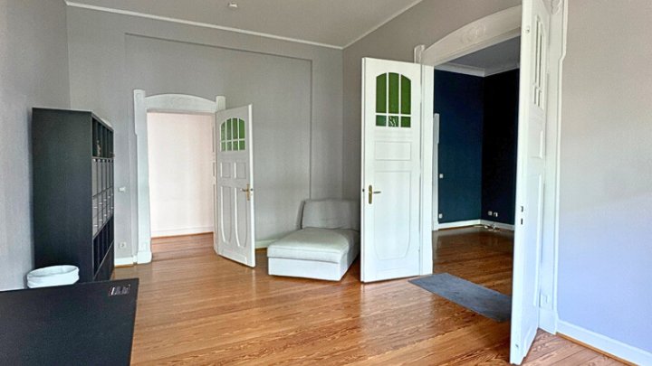 Renovierte Altbauwohnung mit Balkon in zentraler City-Lage