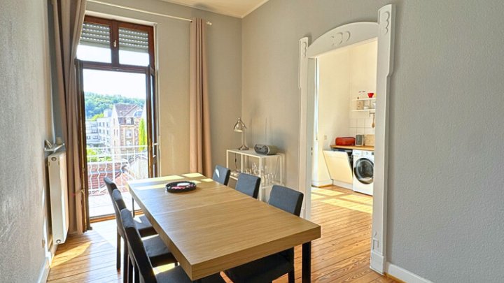 Renovierte Altbauwohnung mit Balkon in zentraler City-Lage