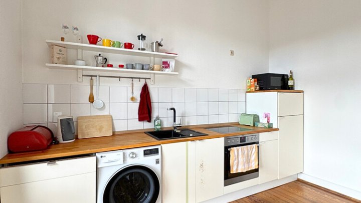 Renovierte Altbauwohnung mit Balkon in zentraler City-Lage