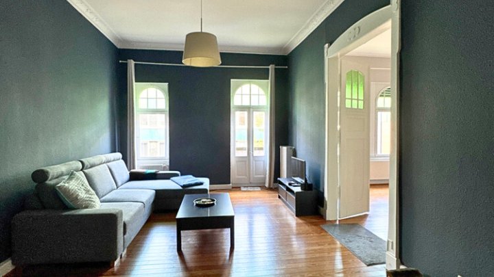Renovierte Altbauwohnung mit Balkon in zentraler City-Lage